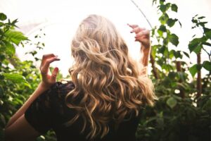 Mehr über den Artikel erfahren Einfach schöne Haare – Nährstoffe und Pflege im Überblick