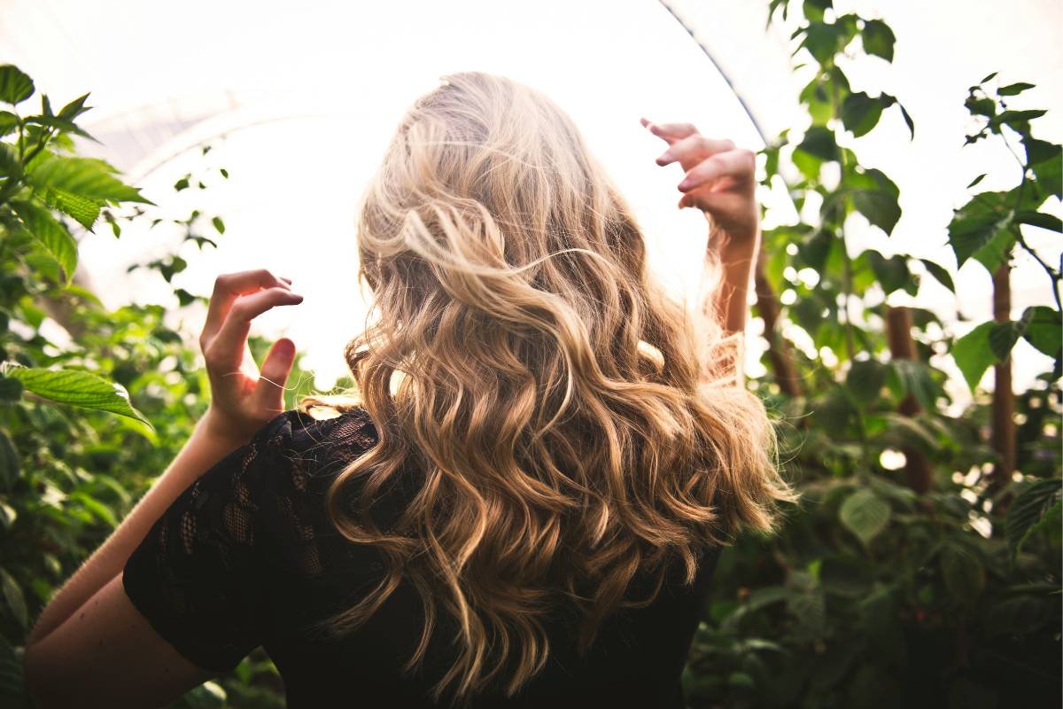 Mehr über den Artikel erfahren Einfach schöne Haare – Nährstoffe und Pflege im Überblick