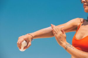 Mehr über den Artikel erfahren Sonnenallergie welche Sonnencreme hilft wirklich? 4 Top Produkte 2025