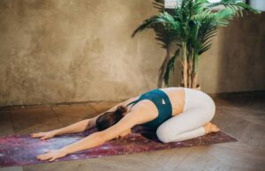 Frau in Balasana-Kindhaltung – Yoga zum Schlafen zur Beruhigung des Nervensystems