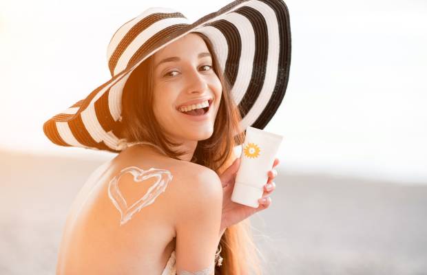 sonnenallergie-welche-sonnencreme-hilft-wirklich Sonnenallergie welche Sonnencreme hilft wirklich? Frau trägt Sonnencreme auf die Schulter auf