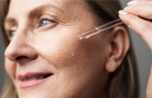 Frauenhand hält DIY Vitamin C Serum – natürliche Hautpflege selber machen