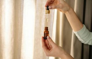 Frauenhand hält DIY Vitamin C Serum – natürliche Hautpflege selber machen