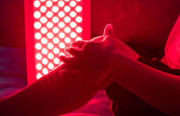 Anwendung eines Rotlicht-Panels am Bein zur Unterstützung von Regeneration und Muskelentspannung