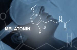 Frau mit Schlafmaske und Strukturformel von Melatonin, Symbolbild für das Schlafhormon