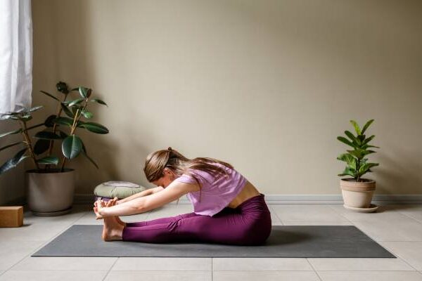 yoga-am-morgen-vorbeuge Sitzende Vorbeuge – Rücken dehnen und innere Ruhe finden